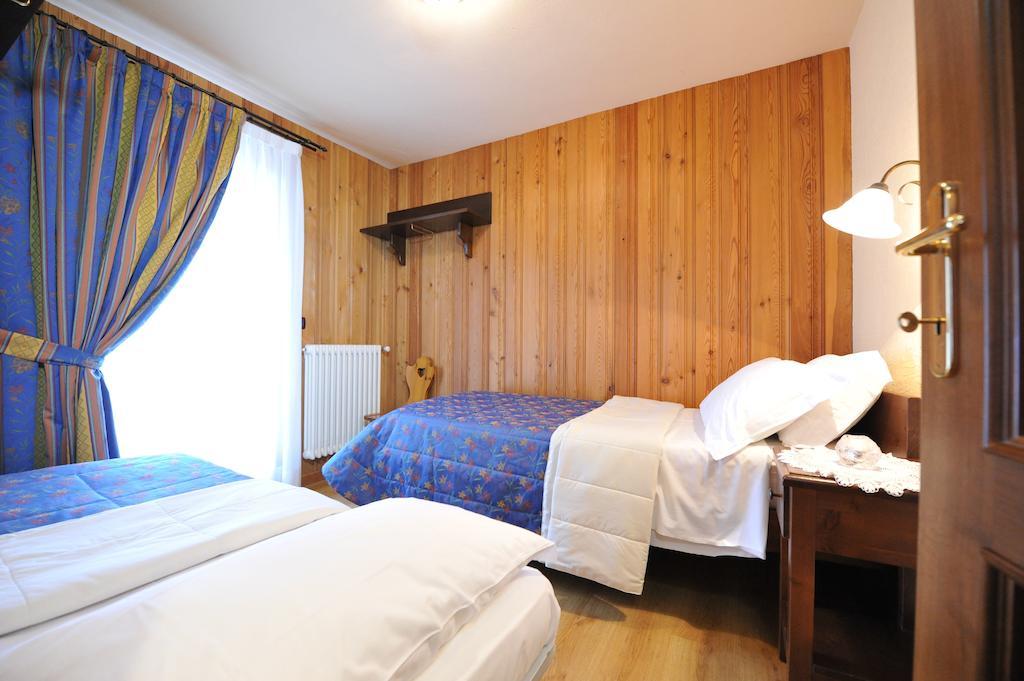 Family Apartments Le Chalet Champoluc Habitación foto
