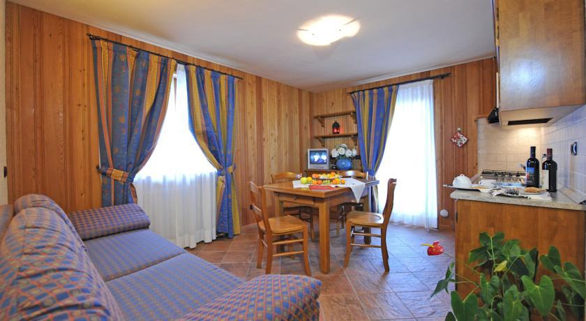 Family Apartments Le Chalet Champoluc Habitación foto