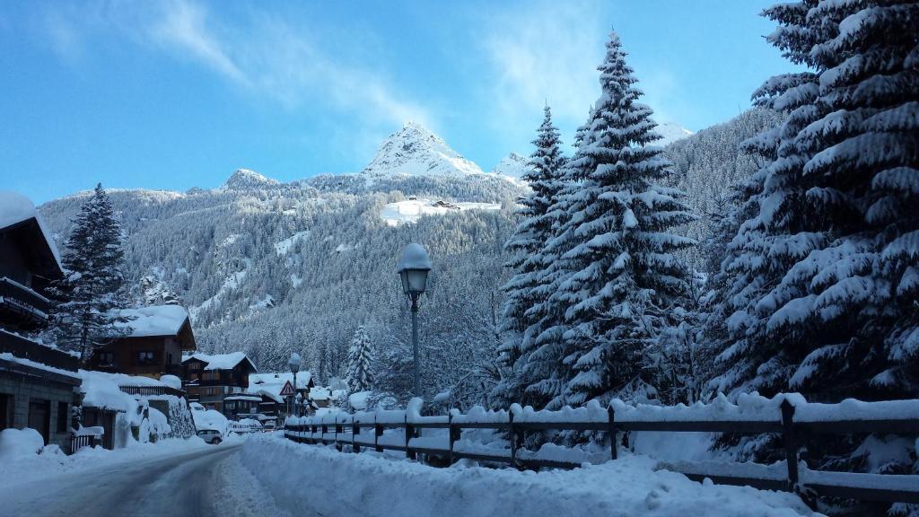 Family Apartments Le Chalet Champoluc Exterior foto